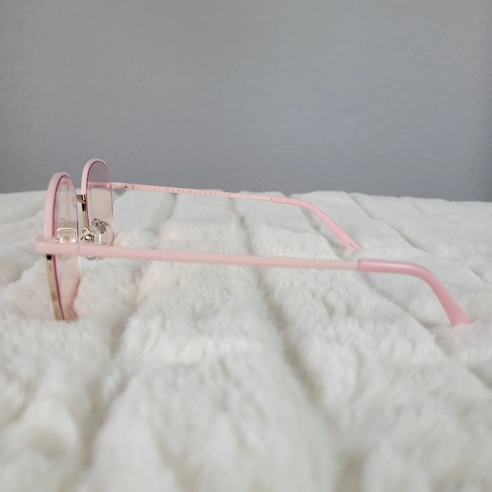 QUAY // ltd ed pink jezabel round frame blue light glasses